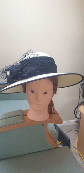 Palarie supre elegant crem si bleumarin