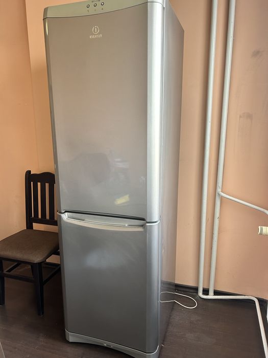 Хладилник Идезит с феизер