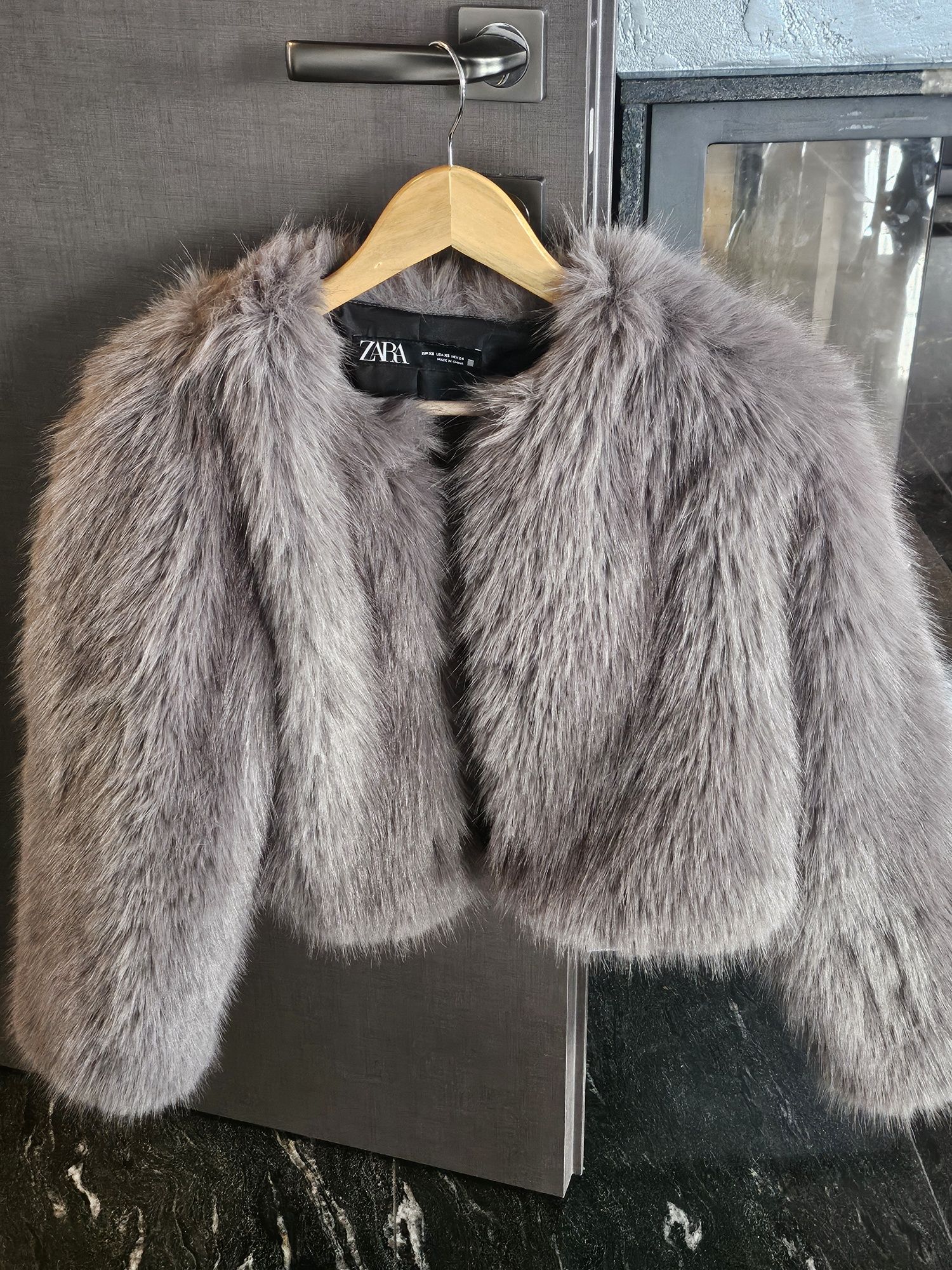 Дамско палто от еко косъм Zara