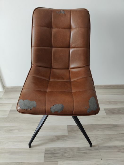 3 scaune cu tapiterie imitatie piele, cu defect al tapiteriei