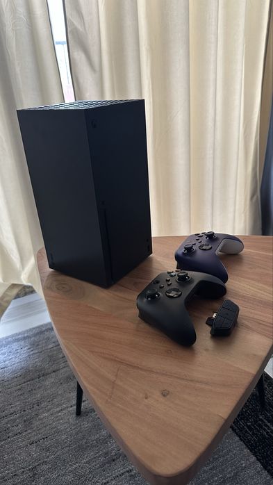 Конзола Xbox Series X 1TB черна с диск слот