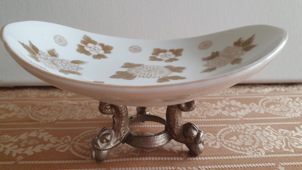 Fructiera, elegant obiect decorativ PE SUPORT METALIC CU PICIORUSE,