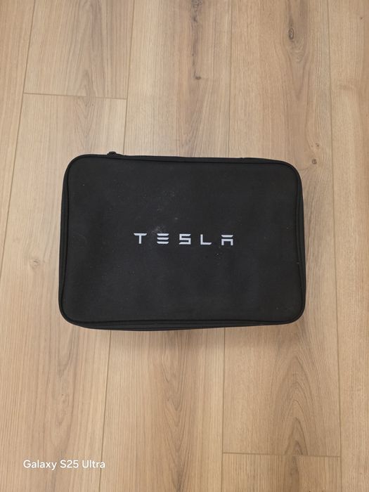 Теглич за Tesla model 3