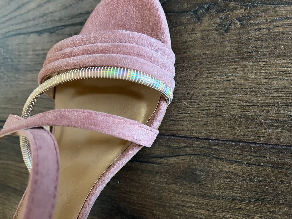 Нежни сандали с нисък ток