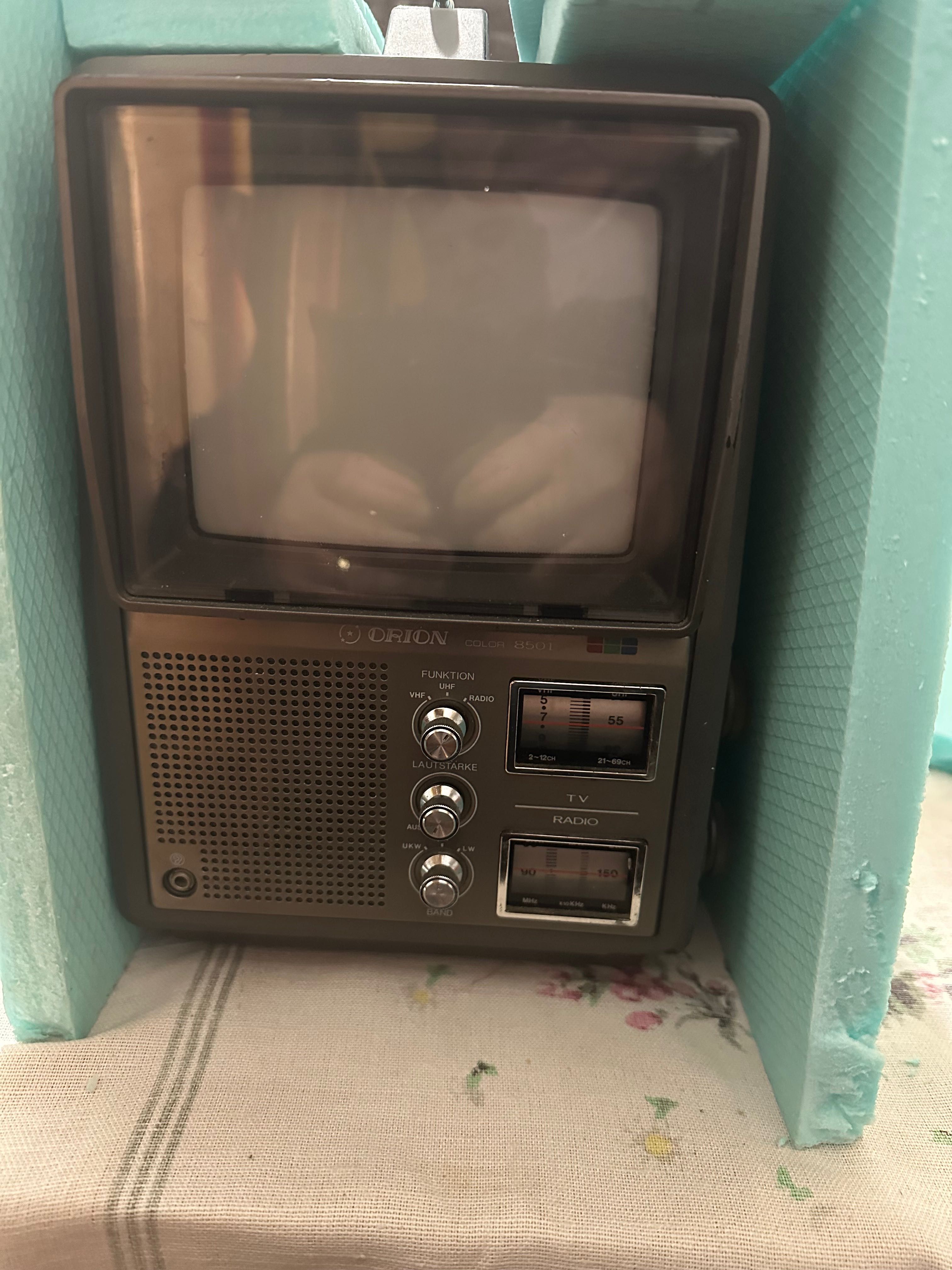 Vand un mini tv colot Orion cu radio