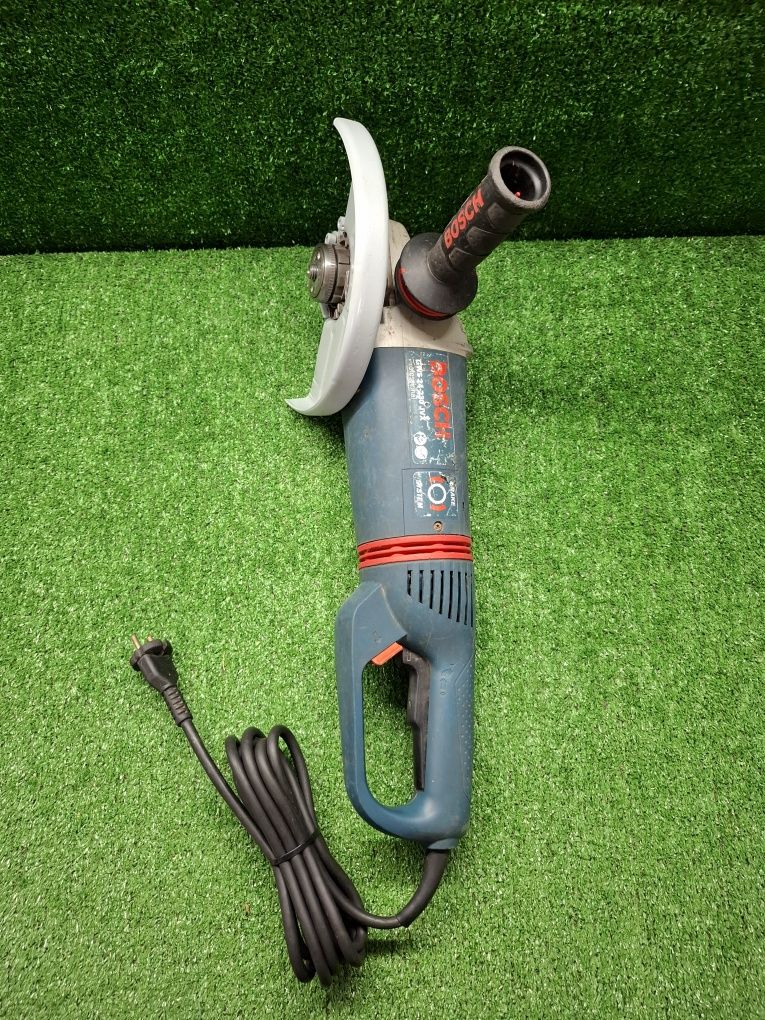 Голям мощен шлайф на Bosch GWS 24-230 JVX с ротационна дръжка.