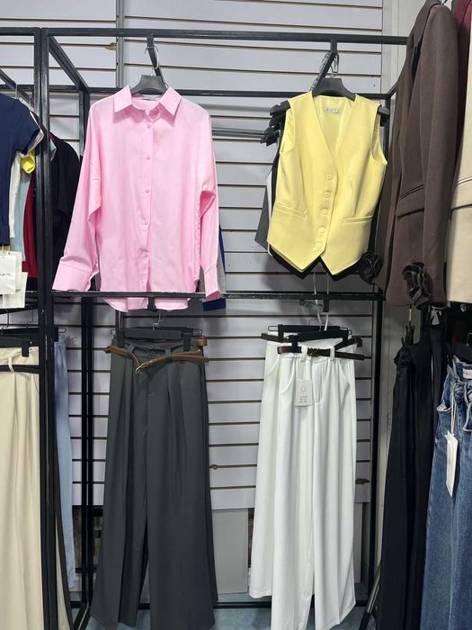 СРОЧНО! Продам витринные стеллажи-вешало в магазин для одежды,4 штуки