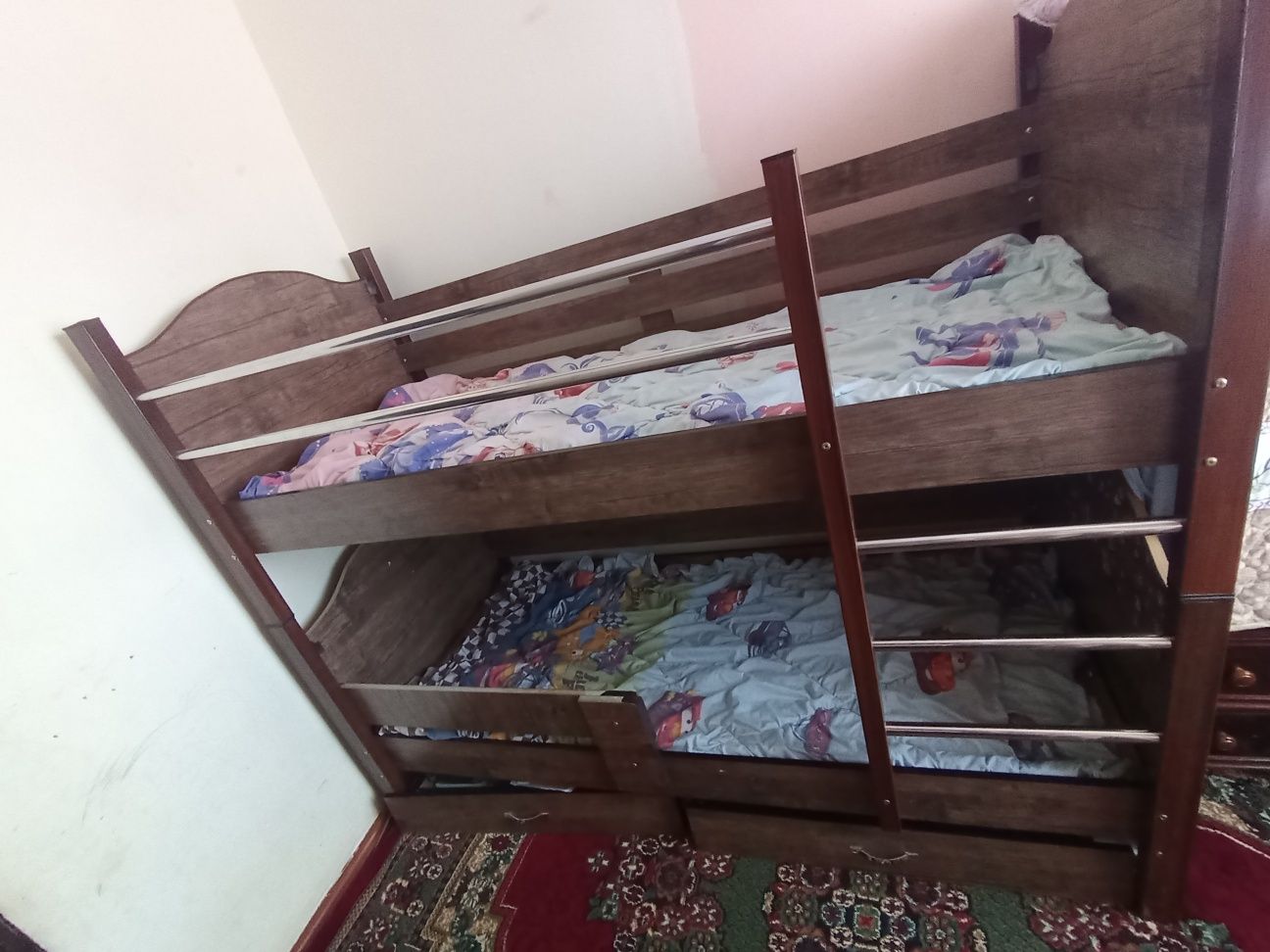 Bolalar kravati sotiladi, shkaf