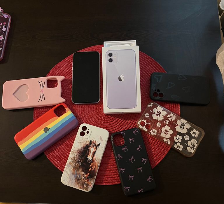 iPhone 11 лилав + 15 калъфа + 5 протектора – отлично състояние