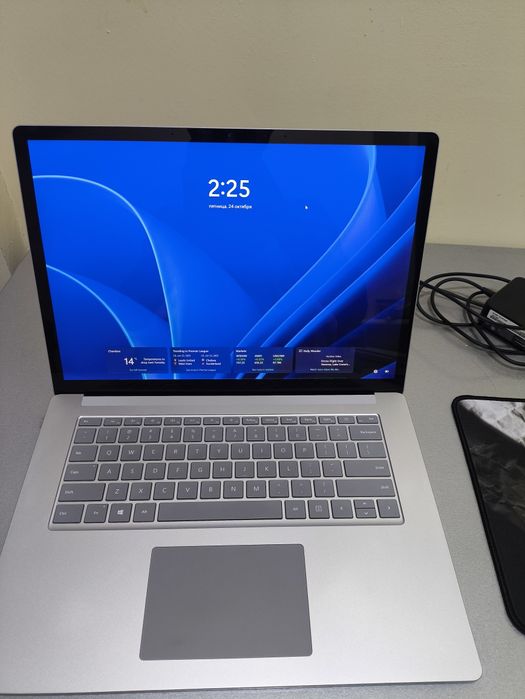 Microsoft Surface laptop 3 2K 15 katta ekran. Core i 7 kuchli