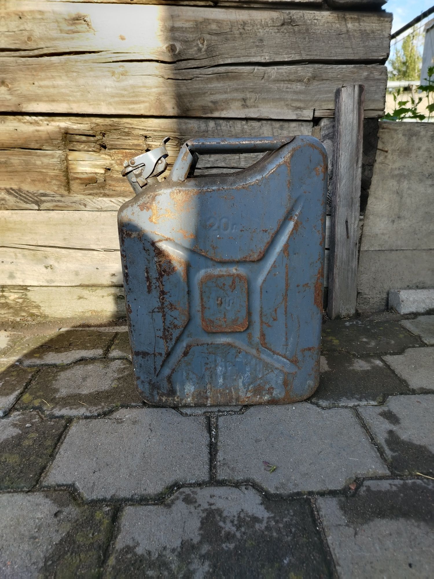 Продам канистры в количестве 4х штук