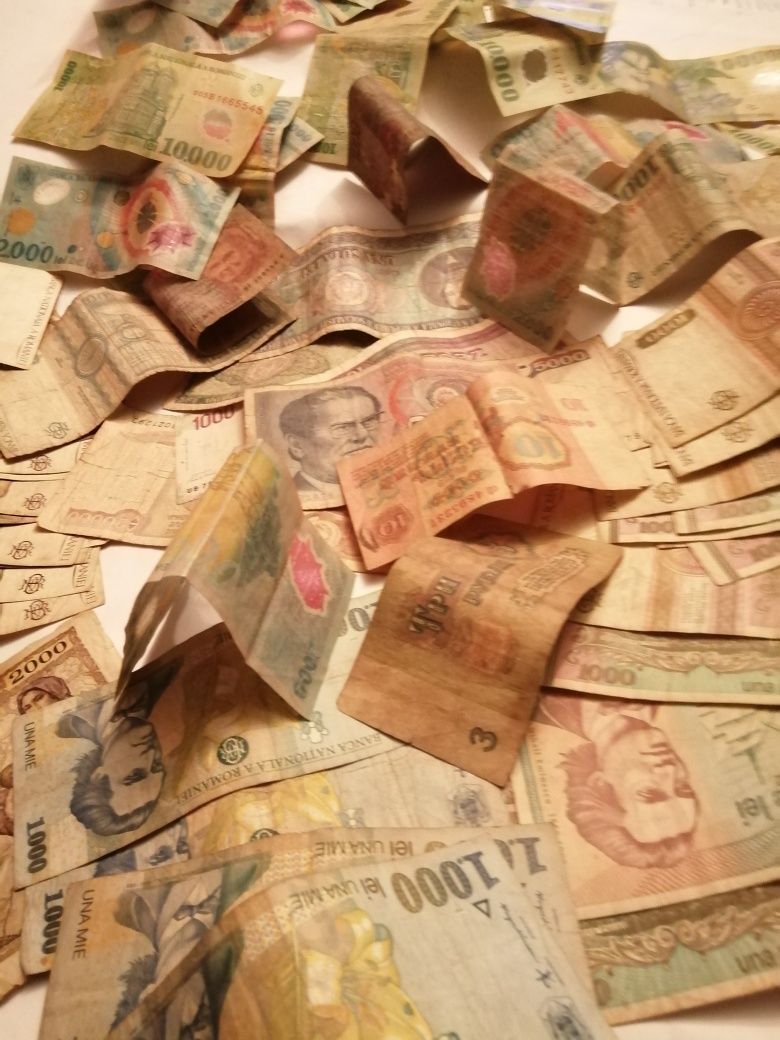 Vând bancnote românești si straine ca numar sunt 70
