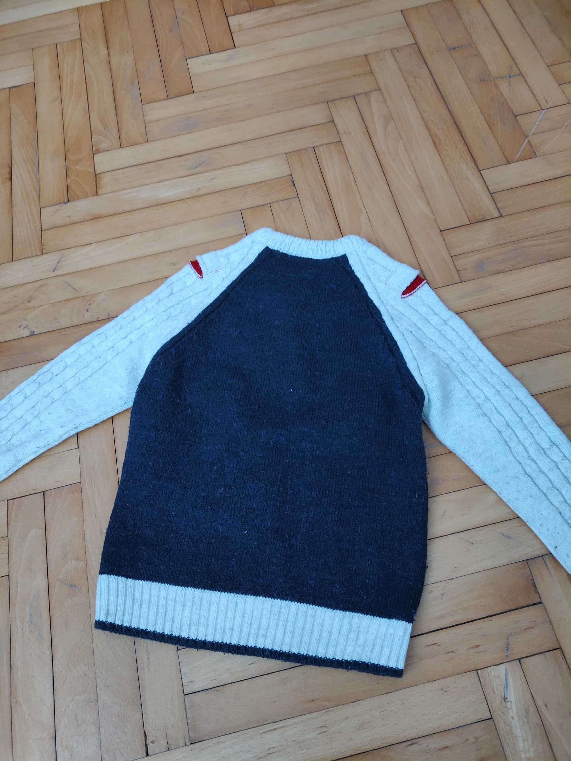 Топъл суичър, пуловер за момче 128 размер.
