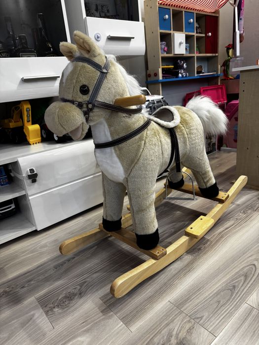 Люлеещо се, пеещо конче