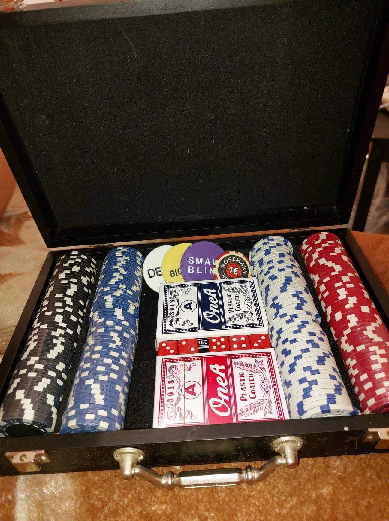 Vând trusă poker