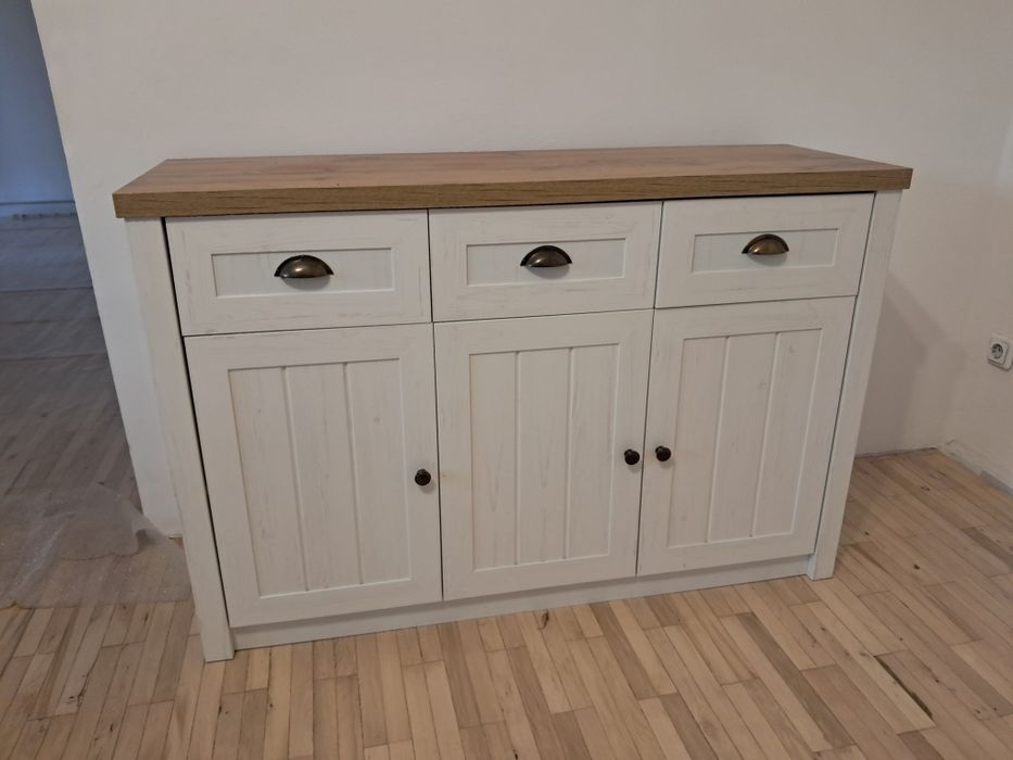 Comoda Jysk cu trei uși și trei sertare in stare buna.