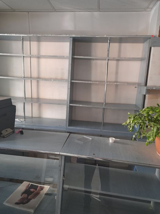 Rafturi și tejghele