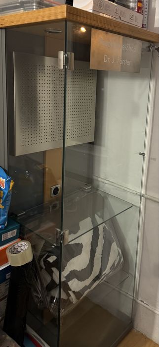 Vand vitrina de sticla