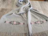Дамски кашмирен шал със бродирана шевица