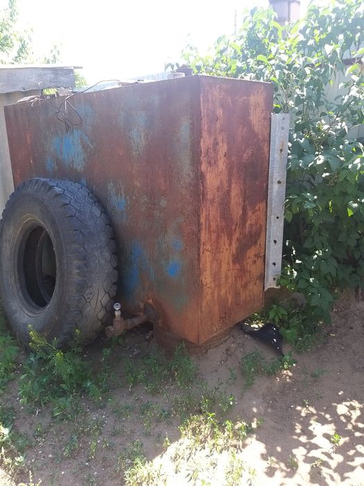 Продам бак .с краном и короб