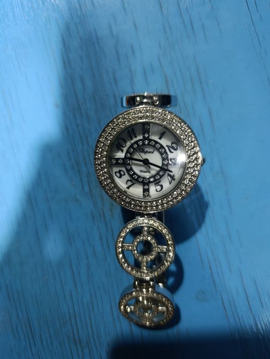 Продаётся женские часы. Красивые с камнями
