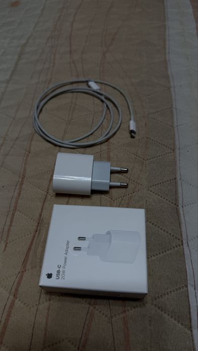 Оригинален lightning кабел и адаптер Apple