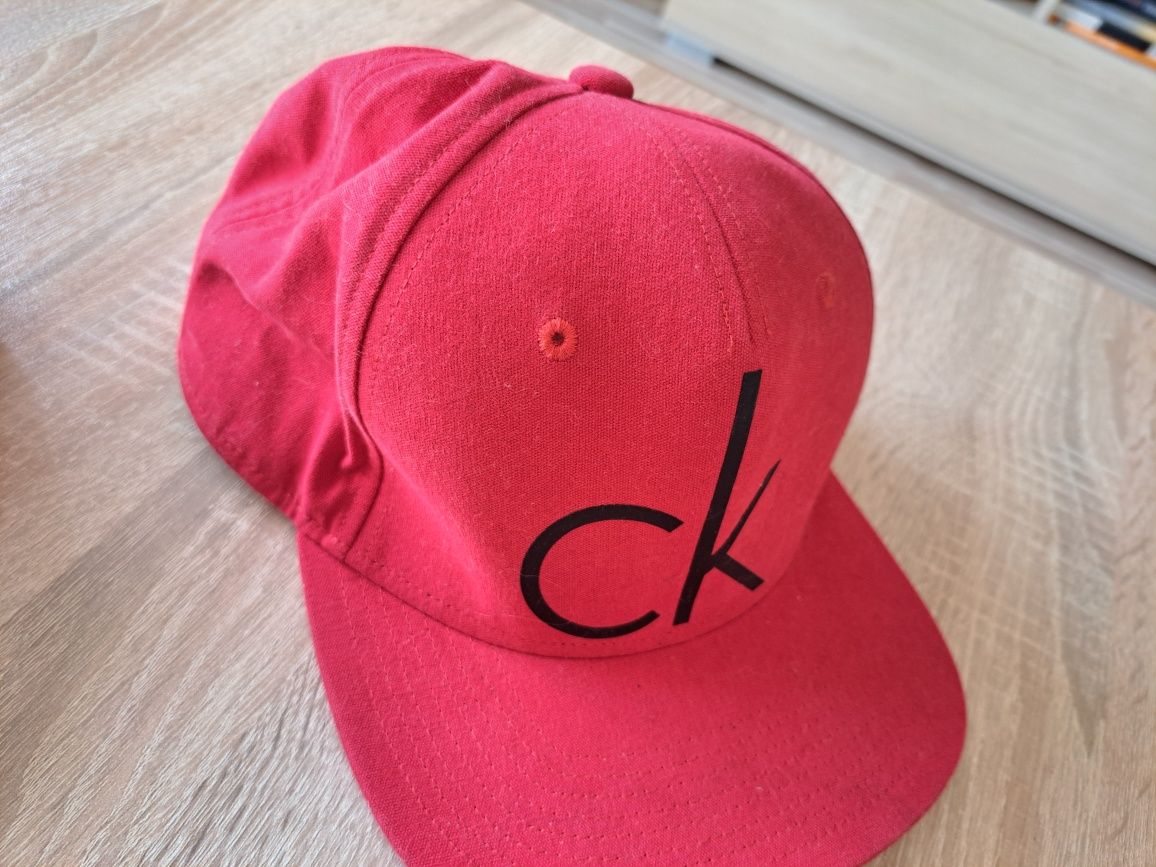 Шапка"CK"в червено с черна емблема