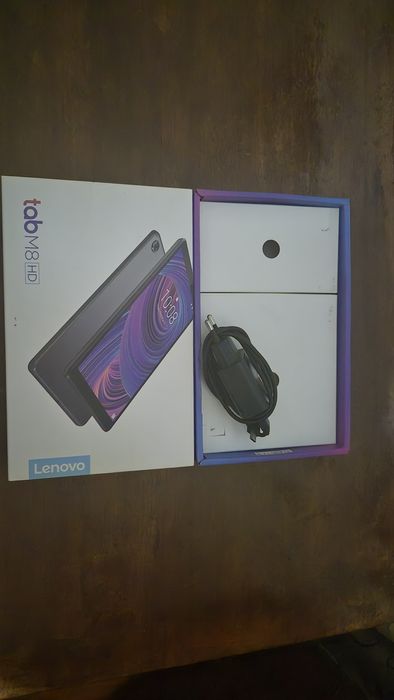 Vand tabletă Lenovo tabm8hd  nouă