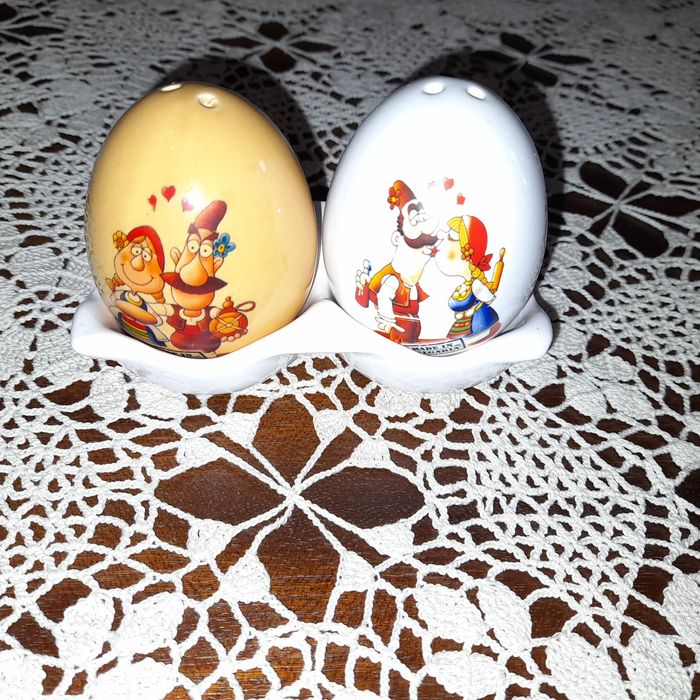 Порцеланов комплект от две яйчица с подложка