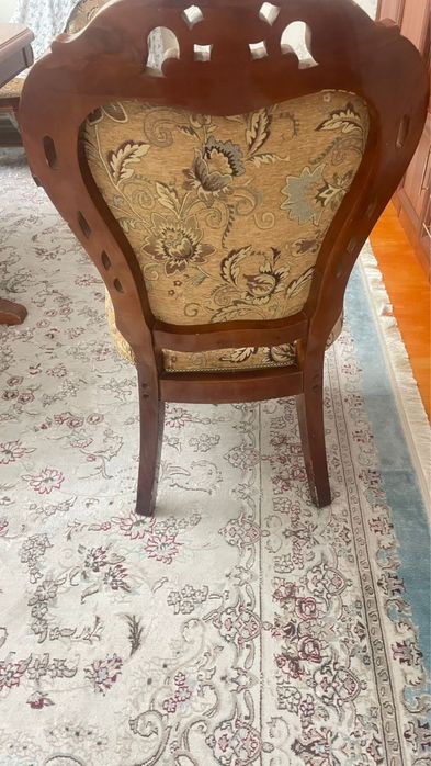 Классический деревянный стул с мягкой обивкой