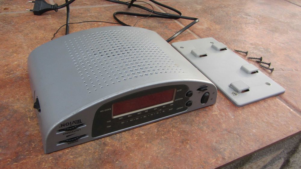 Radio cu ceas bucatarie special cu prindere corp bucatarie,polita,raft