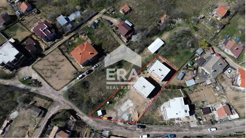 Двуетажна новопостроена къща за продажба, с морска панорама и двор, в