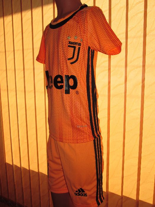 РЕТРО екипи Юве Роналдо 116 размер и ПСЖ Мбапе резер. 116 и 176 размер