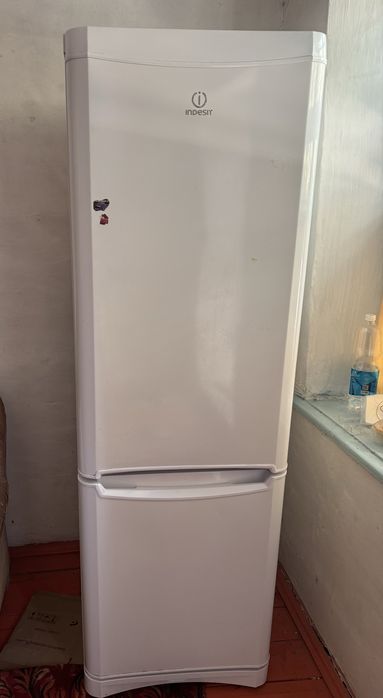 Холодильник Indesit рабочий