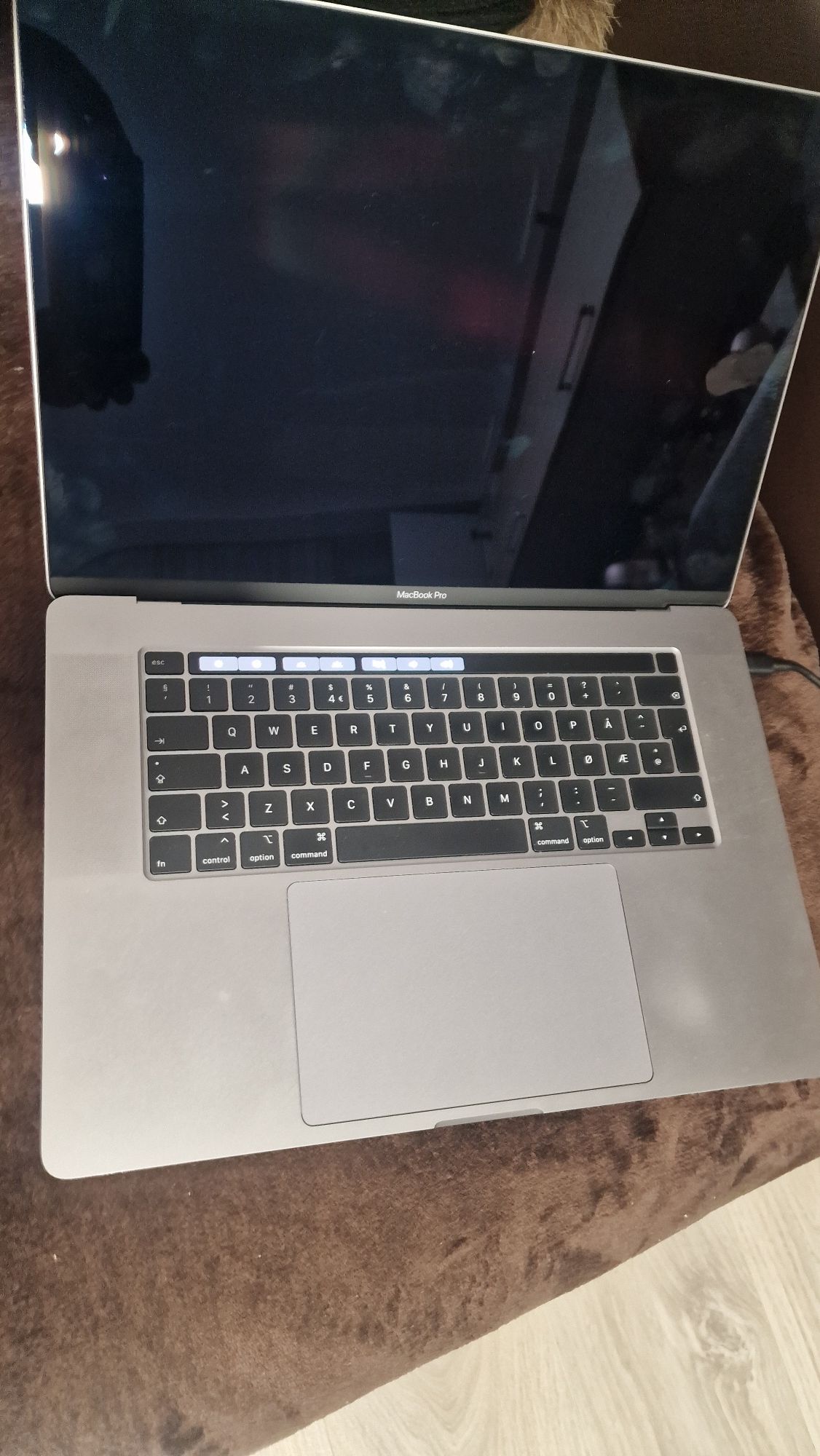 Macbook pro a2141 defect display