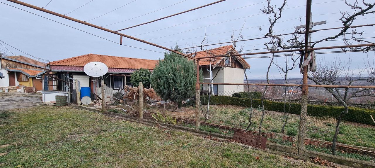 Продава се Къща в с. Пороище, Област Разград - 106 кв.м за 818 €/кв.м - Снимка #1