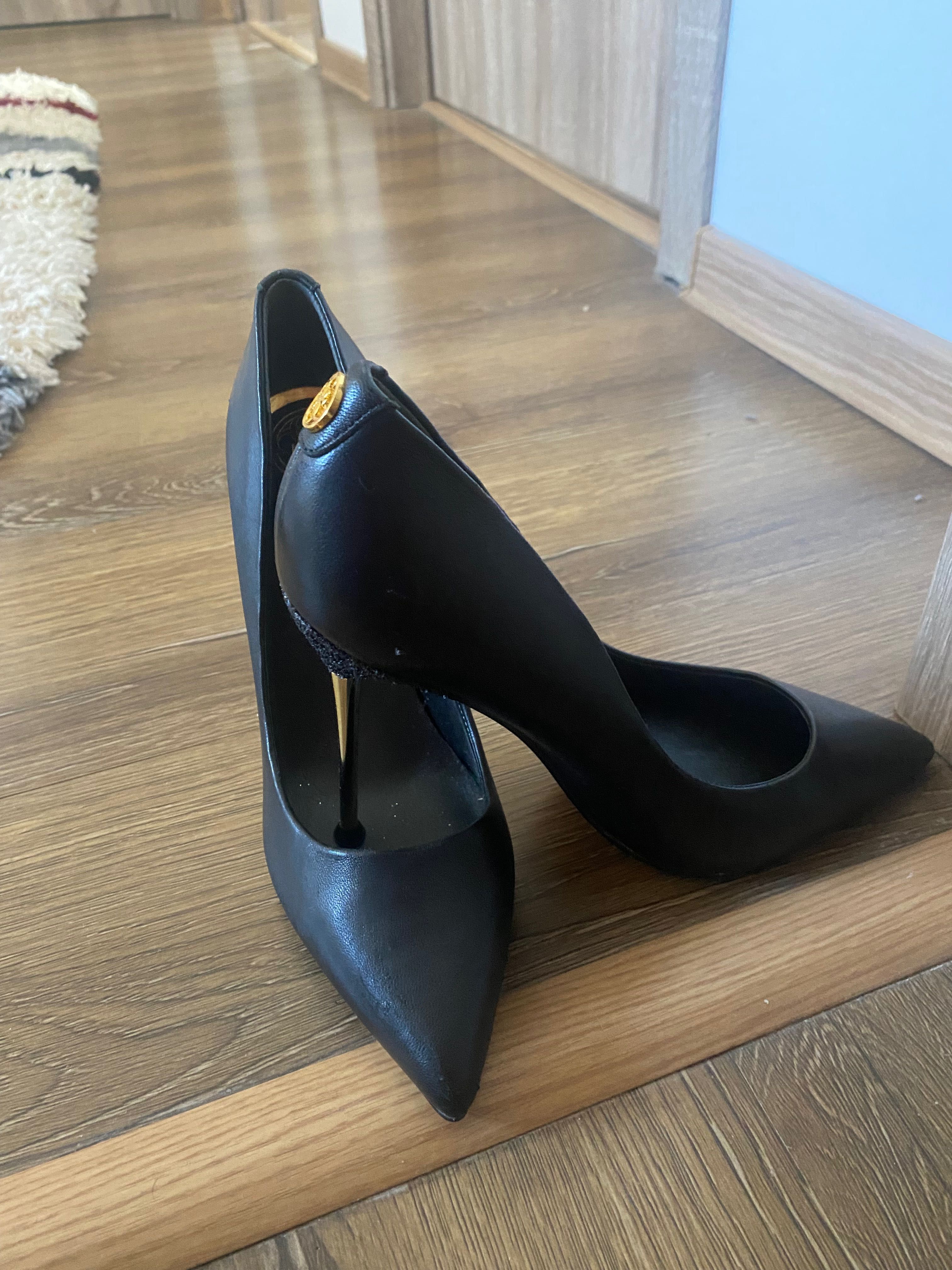 Pantofi stiletto Guess