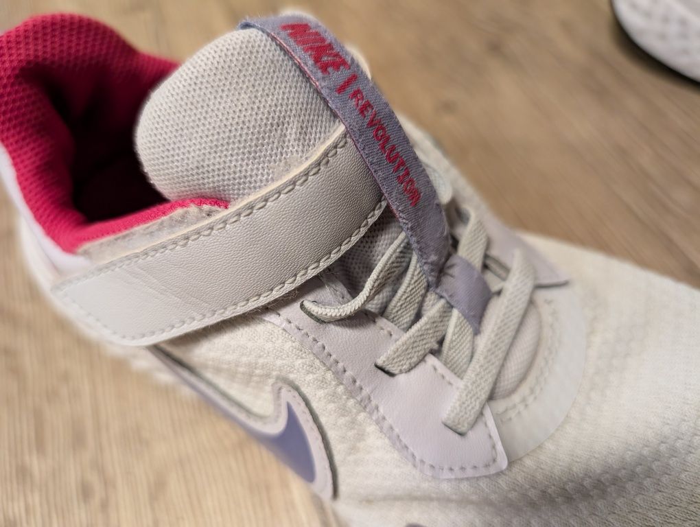 Маратонки Nike Revolution