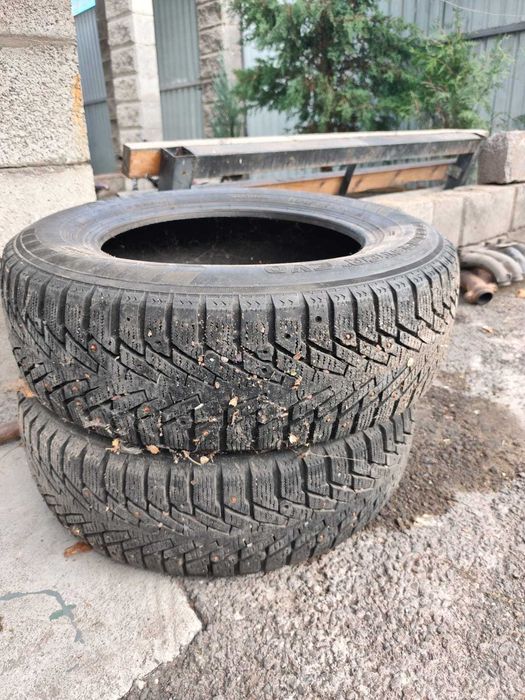 Резина зимняя шипованная 195/65 R15. Только два балона!
