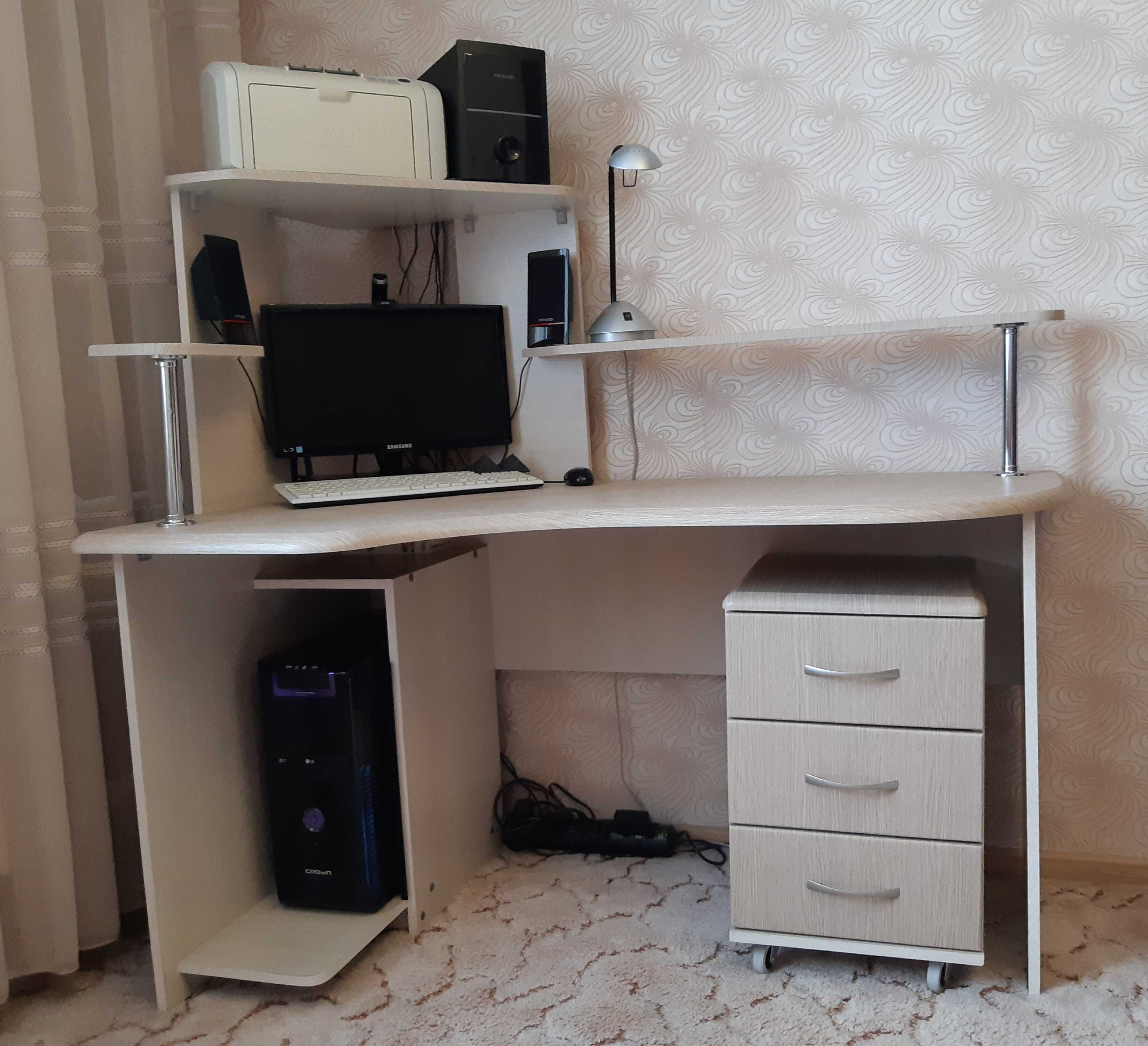 Компьютерный стол