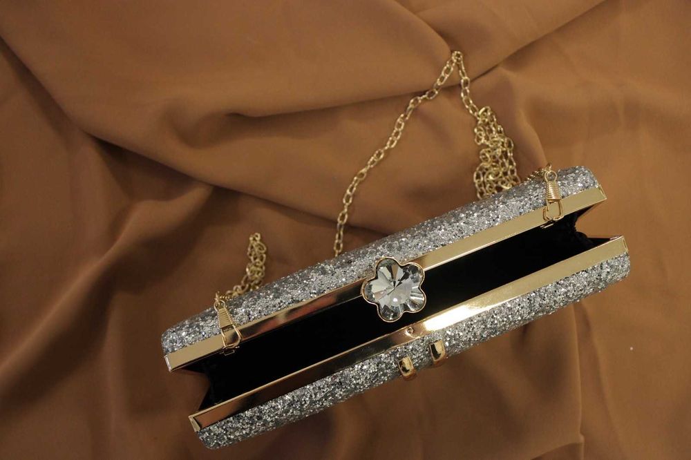 Красива сребриста чантичка с дръжка