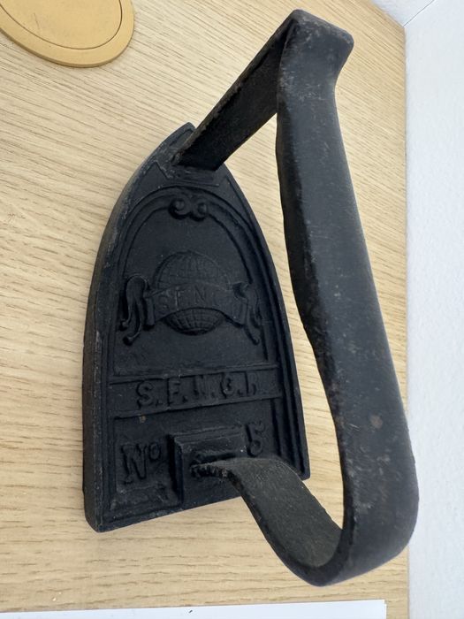 Ретро чугунена ютия