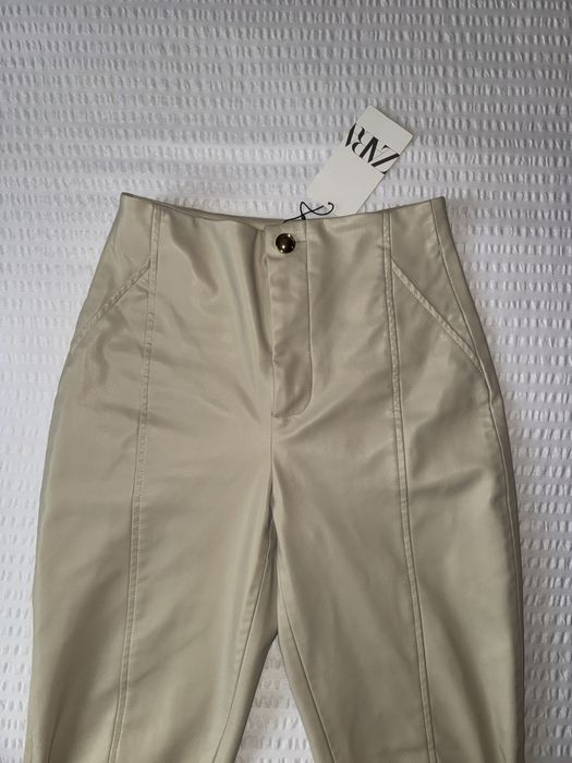 Pantaloni piele ecologica, Zara