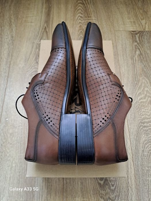 Vand pantofi noi din piele naturala pentru bărbați, brand Otter. 
Mari