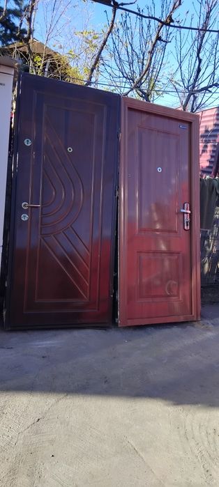 Vînd uși metalice de exterior complete cu chei