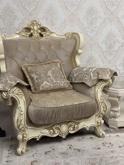 Срочно продаётся диван, два кресла и журнальный столик.