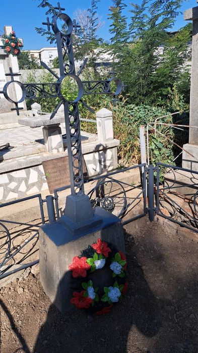 Loc de veci, Cimitrul Eternitatea