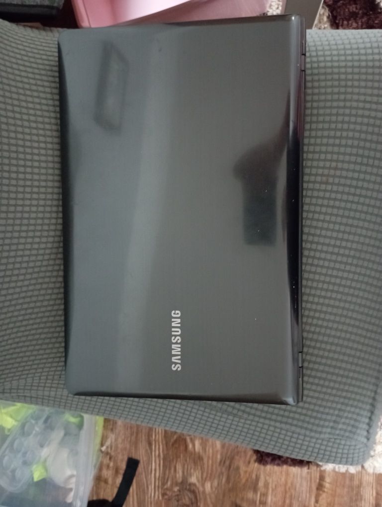 Vând laptop Samsung pentru piese
