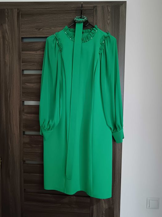 Rochie verde cu mânecă de voal superbă