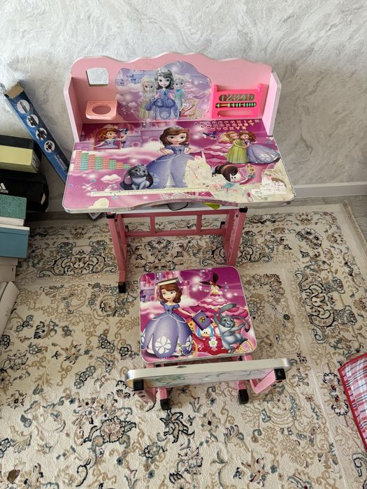 Парта со стулом в отличном состоянии